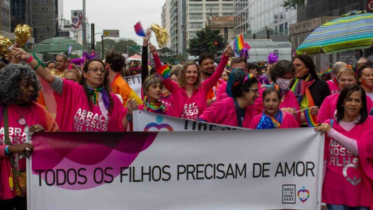 Respeito e amor nascem dentro de casa: conheça o grupo que reúne mães e pais de pessoas LGBT